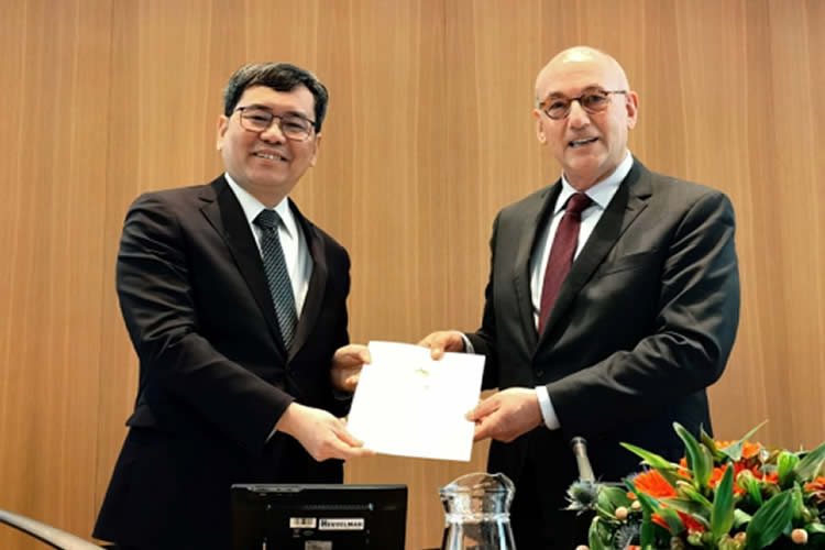 中國正式遞交《取消外國公文書認(rèn)證要求的公約》加入書