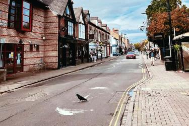 要給英國籍配偶申請在內(nèi)地定居的夫妻團聚簽證怎么辦理香港結(jié)婚證公證呢？