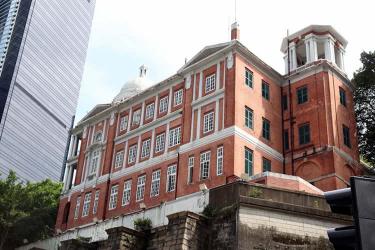 香港人要在英國結(jié)婚怎么辦理中國出生公證呢？