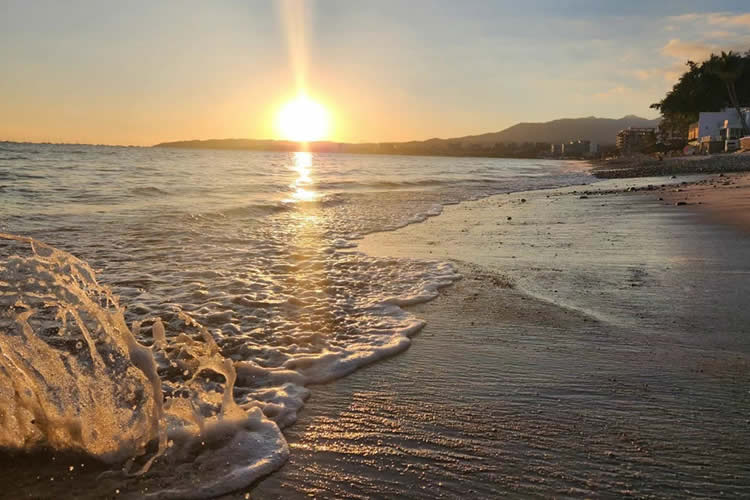 內(nèi)地出生后跟隨父母移居香港，現(xiàn)要怎么辦理出生公證認(rèn)證用于在香港承辦遺產(chǎn)之用呢？