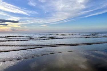 香港人和內(nèi)地人婚后在香港所生子女現(xiàn)要在深圳上學(xué)怎么辦理香港出生紙公證？